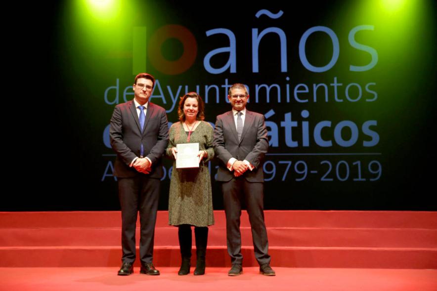 Alcalde Sánchez Acera y Concejal con uno de los lectores del acto