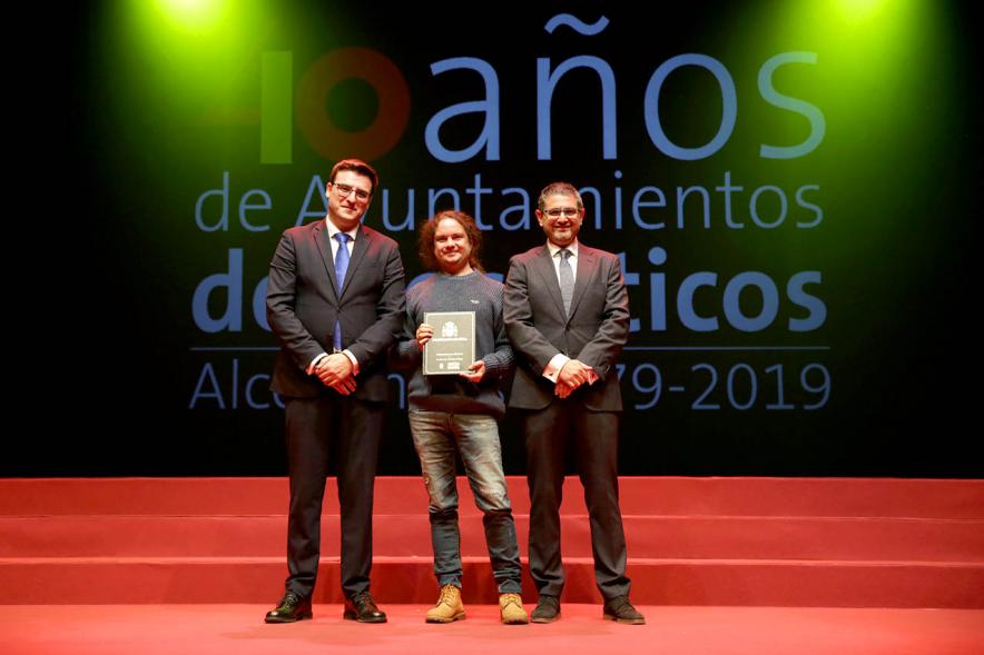 Concejal y alcalde con uno de los lectores del acto