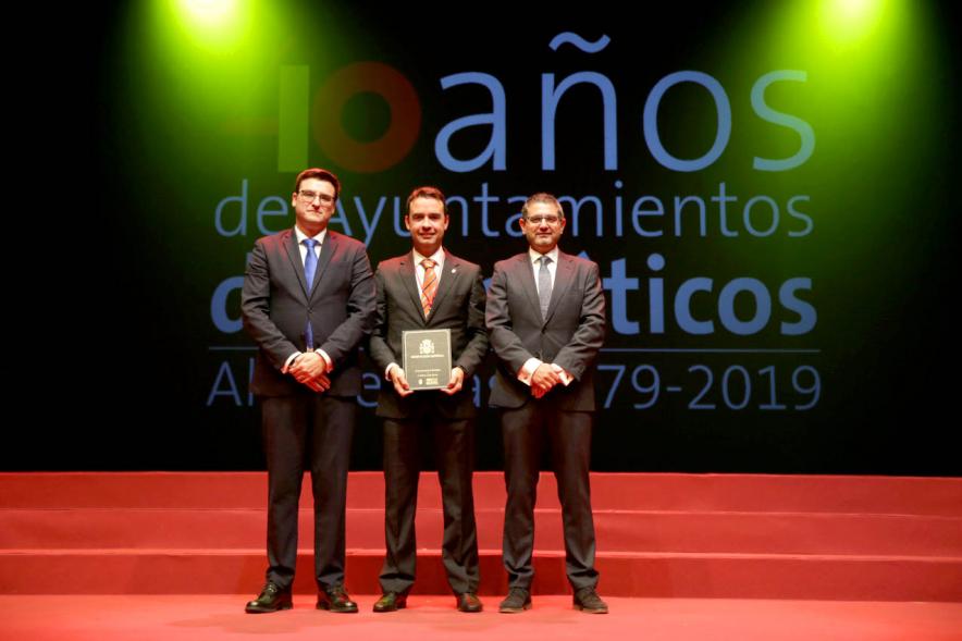 Alcalde Sánchez Acera y Concejal con uno de los lectores del acto