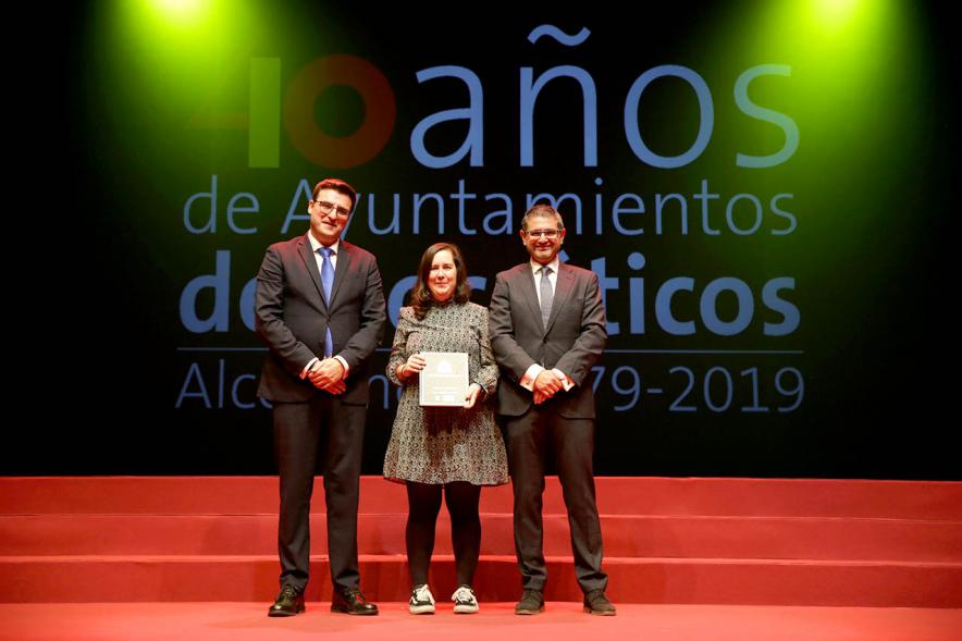 Alcalde Sánchez Acera y Concejal con uno de los lectores del acto
