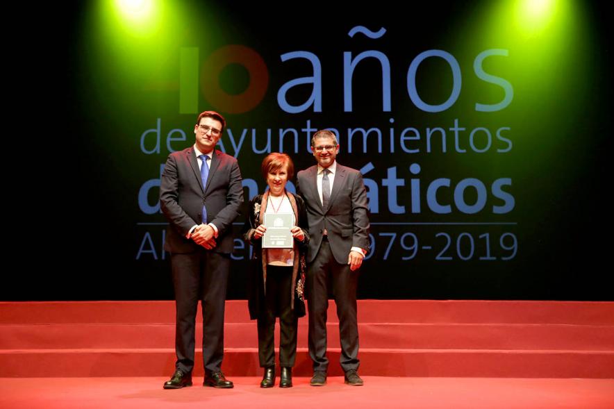 Alcalde Sánchez Acera y Concejal con uno de los lectores del acto