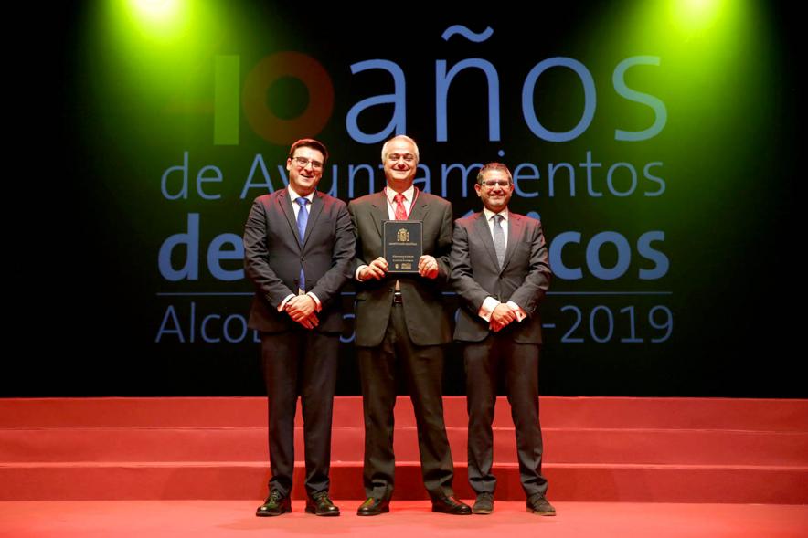 Alcalde Sánchez Acera y Concejal con uno de los lectores del acto