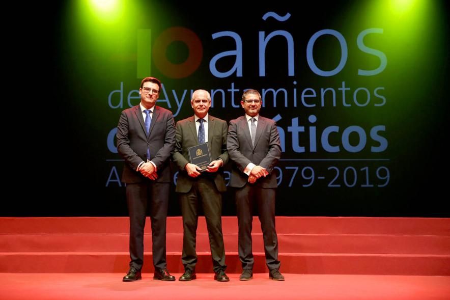 Alcalde Sánchez Acera y Concejal con uno de los lectores del acto