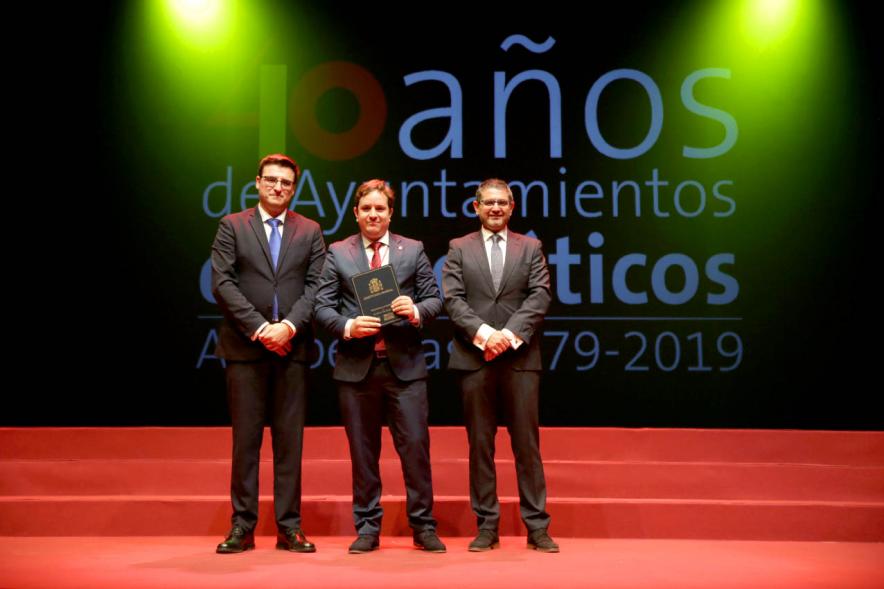 Alcalde Sánchez Acera y Concejal con uno de los lectores del acto