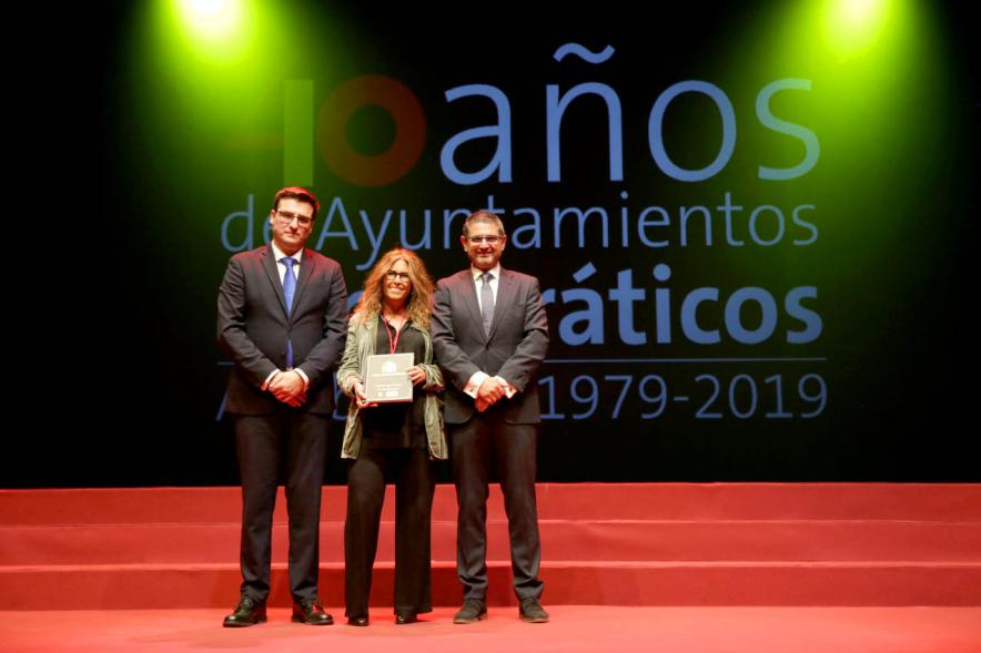 Concejal y alcalde con uno de los lectores del acto