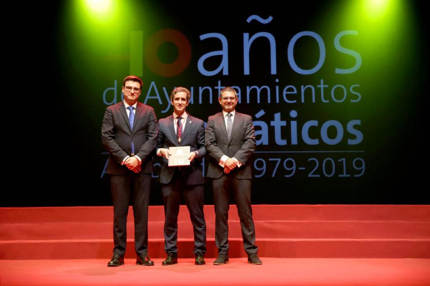Alcalde Sánchez Acera y Concejal con uno de los lectores del acto