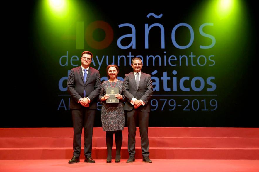 Alcalde Sánchez Acera y Concejal con uno de los lectores del acto