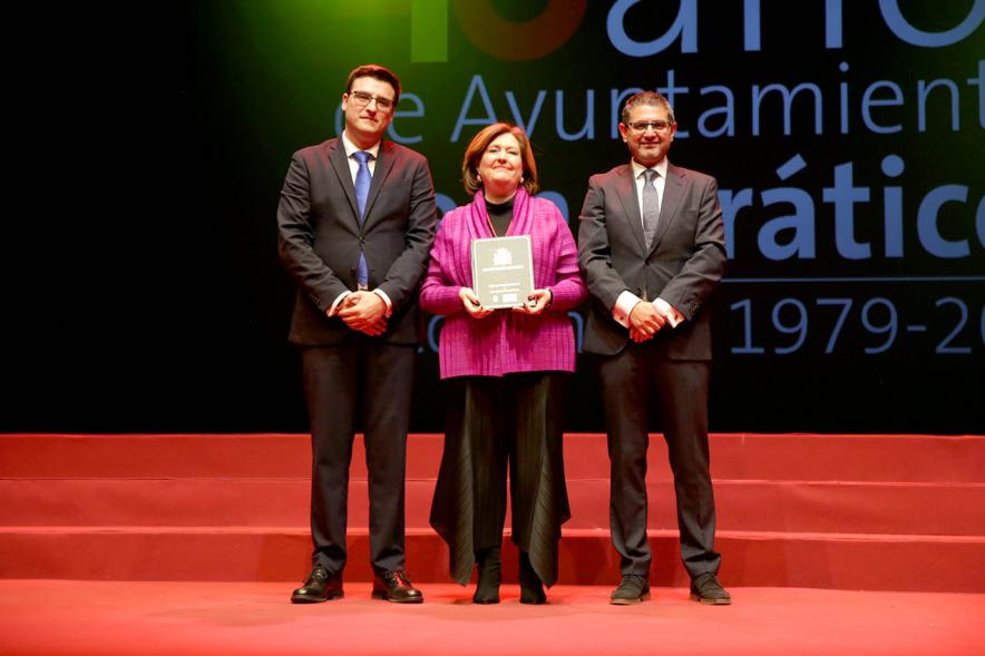 Alcalde Sánchez Acera y Concejal con uno de los lectores del acto