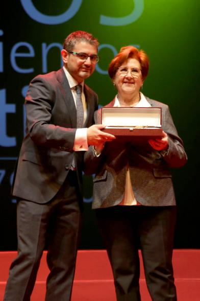 Alcalde Sánchez Acera entregando placa conmemorativa