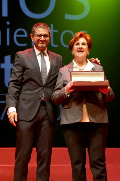 Alcalde Sánchez Acera entregando placa conmemorativa