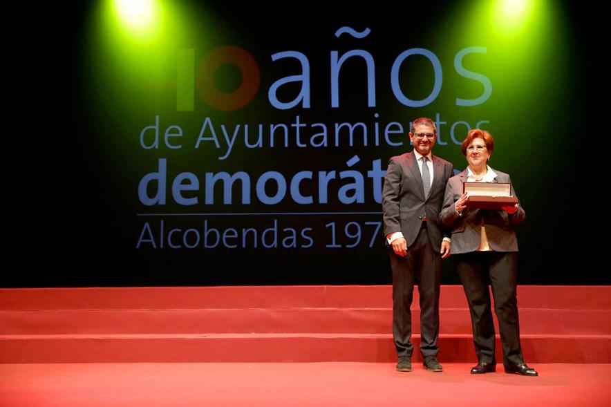 Alcalde Sánchez Acera entregando placa conmemorativa