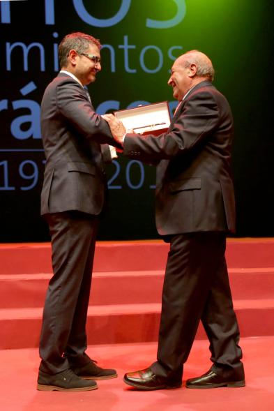 Alcalde Sánchez Acera entregando placa conmemorativa
