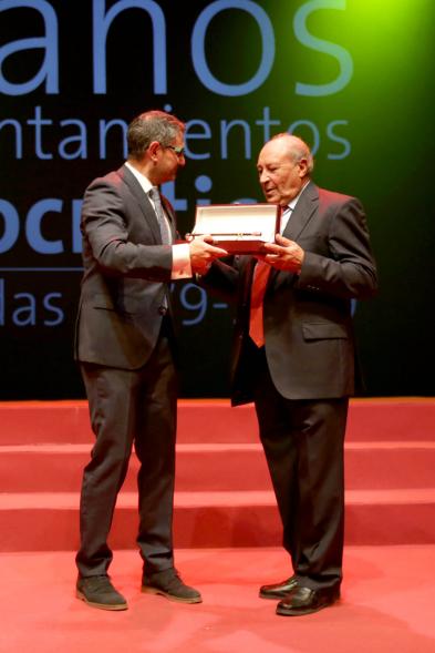 Alcalde Sánchez Acera entregando placa conmemorativa