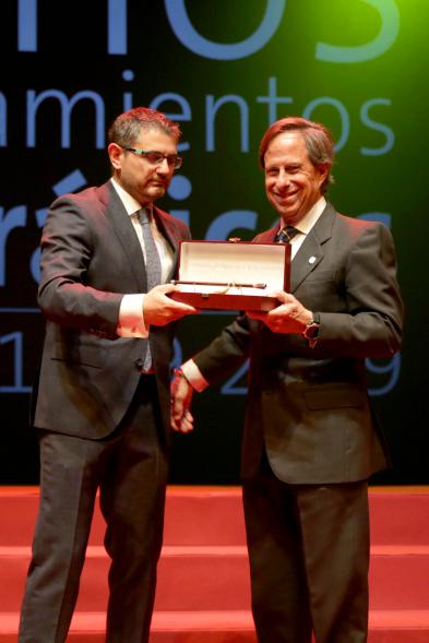 Alcalde Sánchez Acera Entregando placa a alcalde García de Vinuesa