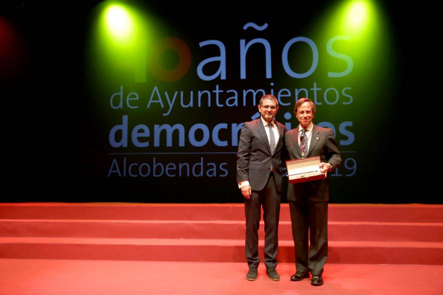 Alcalde Sánchez Acera Entregando placa a alcalde García de Vinuesa