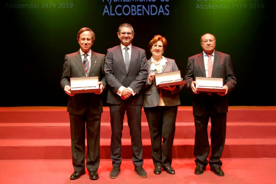 Alcalde Sánchez Acera con concejales y placas para galardonados