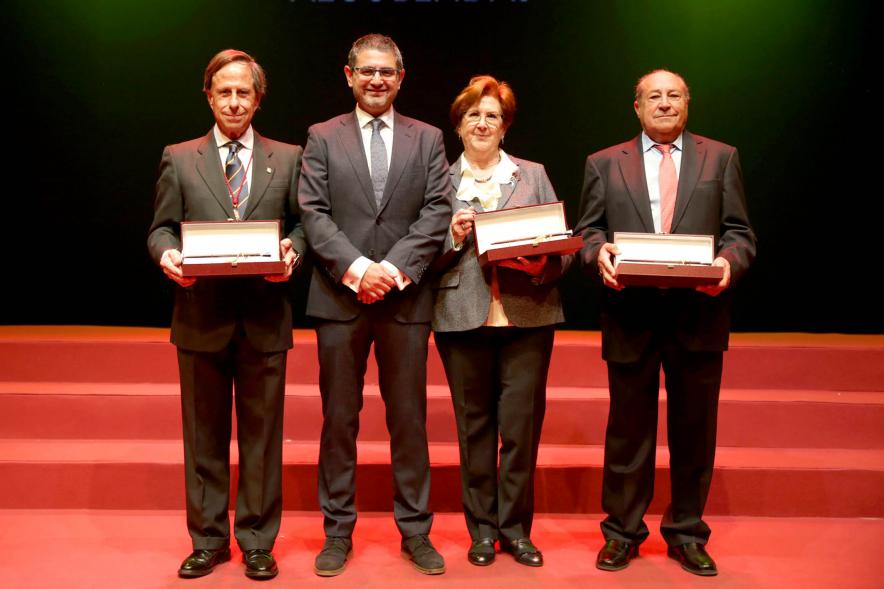 Alcalde Sánchez Acera con concejales y placas para galardonados