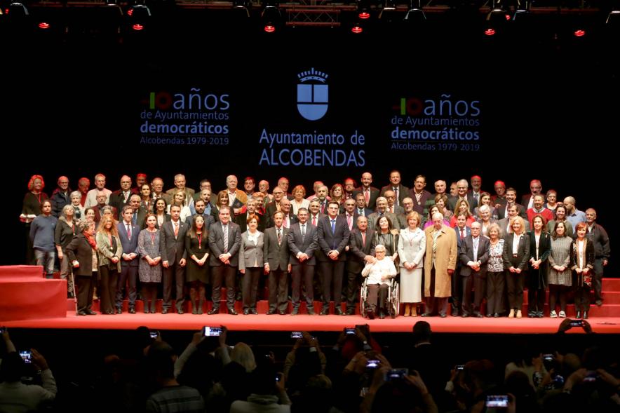 Asistentes al acto en escenario