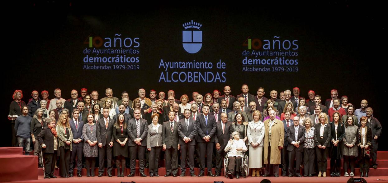 Asistentes al acto en escenario