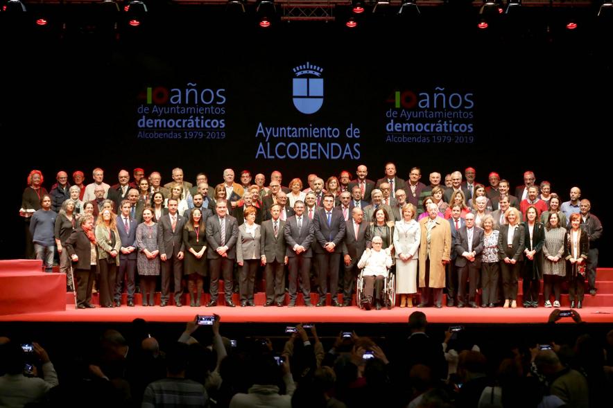 Asistentes al acto en escenario