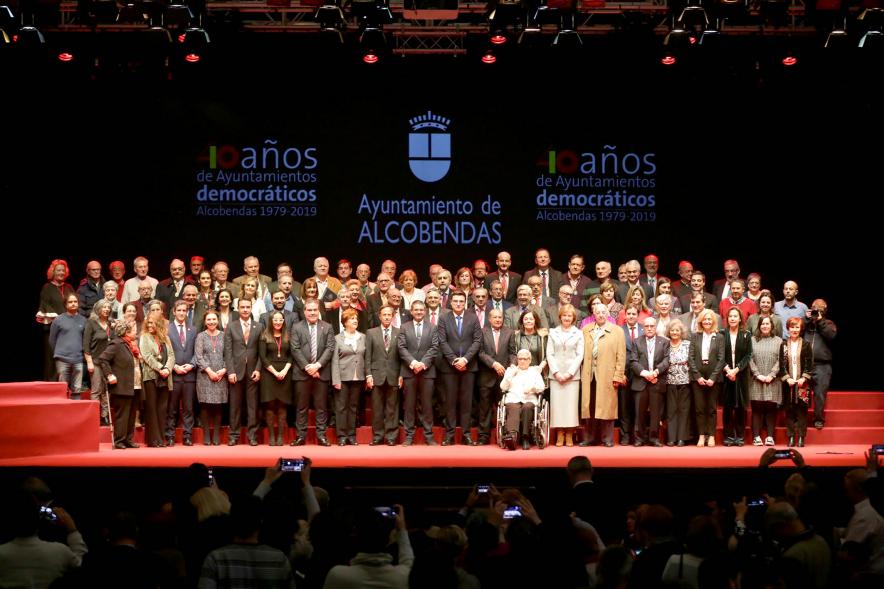 Asistentes al acto en escenario