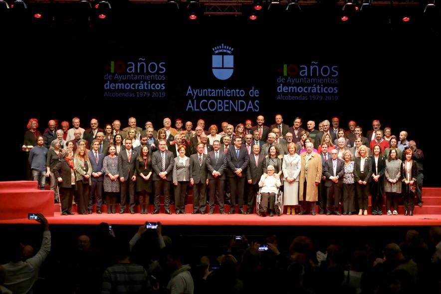 Asistentes al acto en escenario