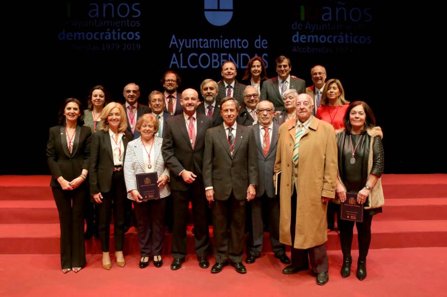 Asistentes al acto en escenario