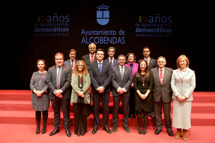 Concejales asistentes en escenario