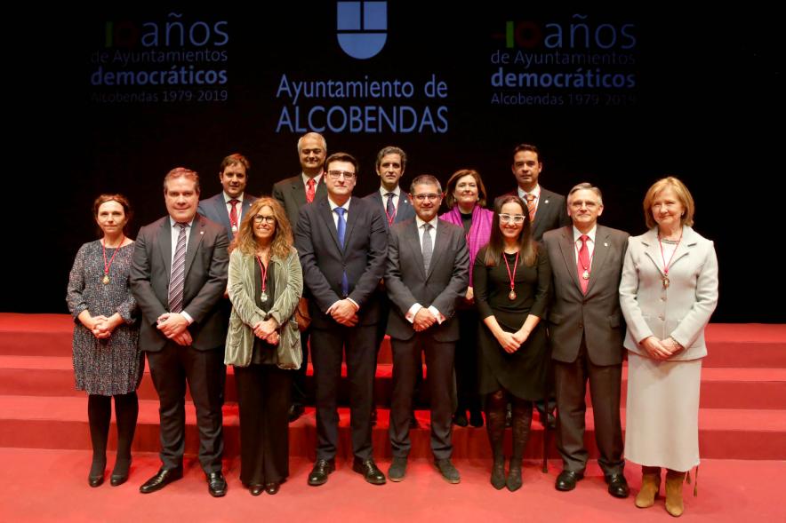 Asistentes al acto en escenario