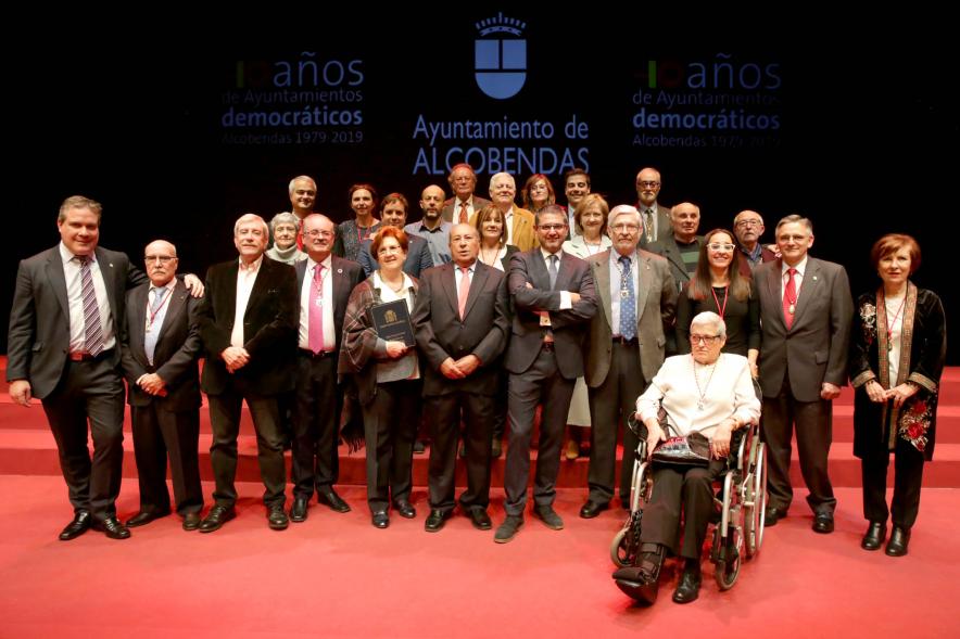 Alcalde Sánchez Acera con todos los lectores de la constitución durante el acto conmemorativo