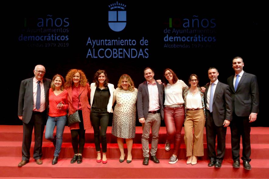Participantes posando en escenario