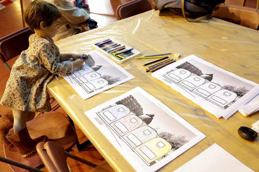 Fiesta del Consumo Responsable en La Esfera - Un participante pintando.  