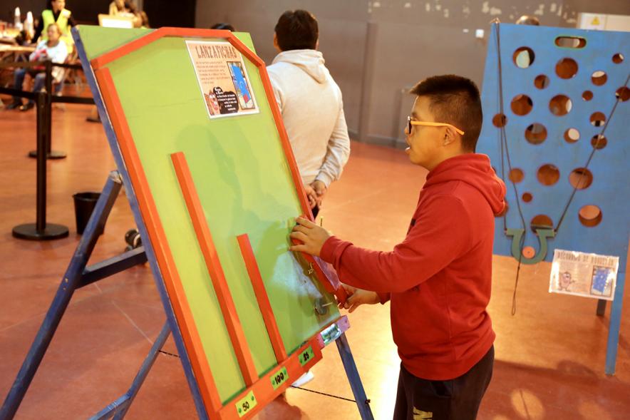 Fiesta del Consumo Responsable en La Esfera -  Un participante pintando..