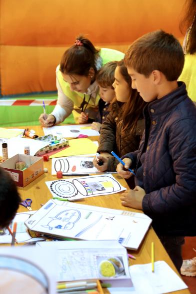 Fiesta del Consumo Responsable en La Esfera -  Dos niños participantes.