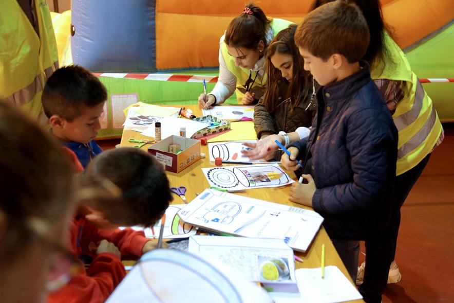 Fiesta del Consumo Responsable en La Esfera -  Los monitores con  los participantes.