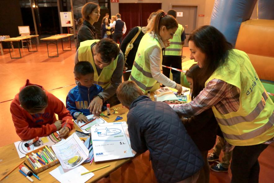 Fiesta del Consumo Responsable en La Esfera -  Los participantes con los monitores.