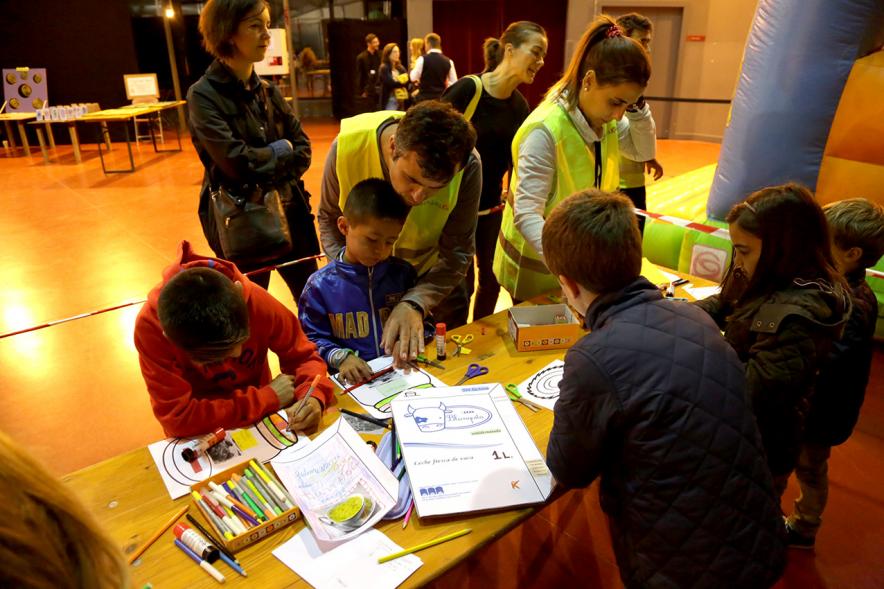 Fiesta del Consumo Responsable en La Esfera -  Los participantes con los monitores.