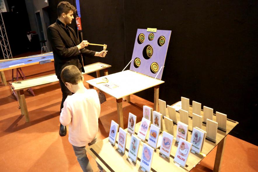 Fiesta del Consumo Responsable en La Esfera -  Un participante pintando..