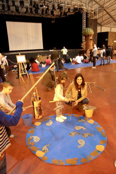 Fiesta del Consumo Responsable en La Esfera - Unos  participantes pintando.
