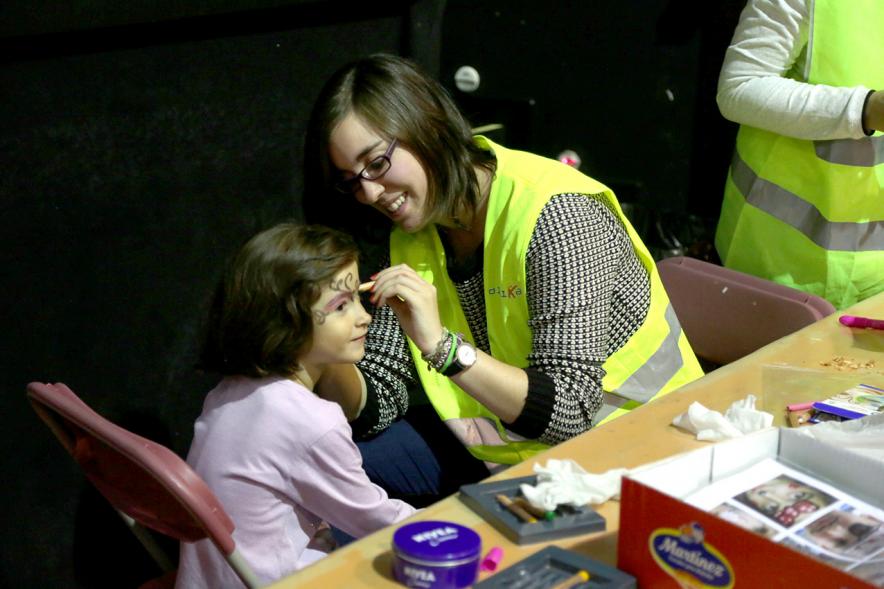 Fiesta del Consumo Responsable en La Esfera -    Un participante y una monitora.
