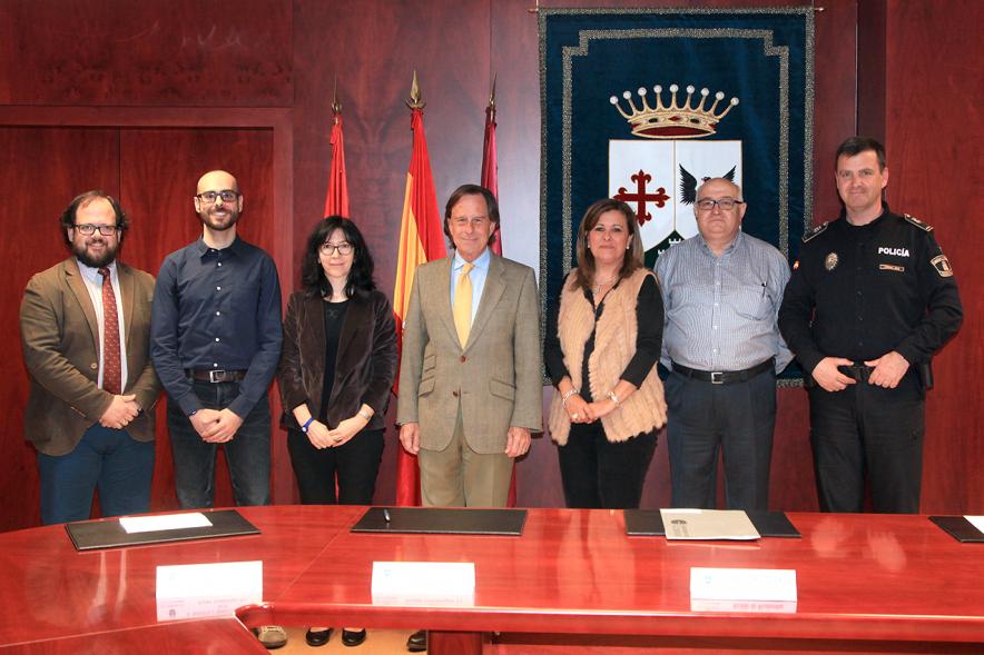 Firmantes posan tras la firma
