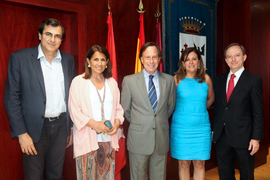 Firmantes posan tras la firma