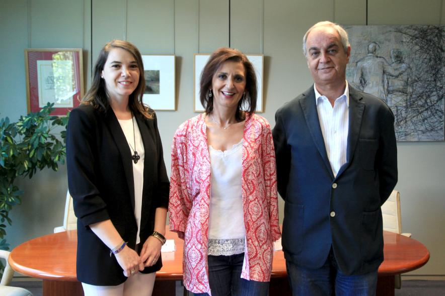 Firmantes posan tras la firma