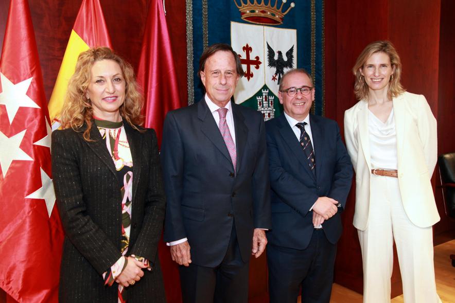 Firmantes posan tras la firma