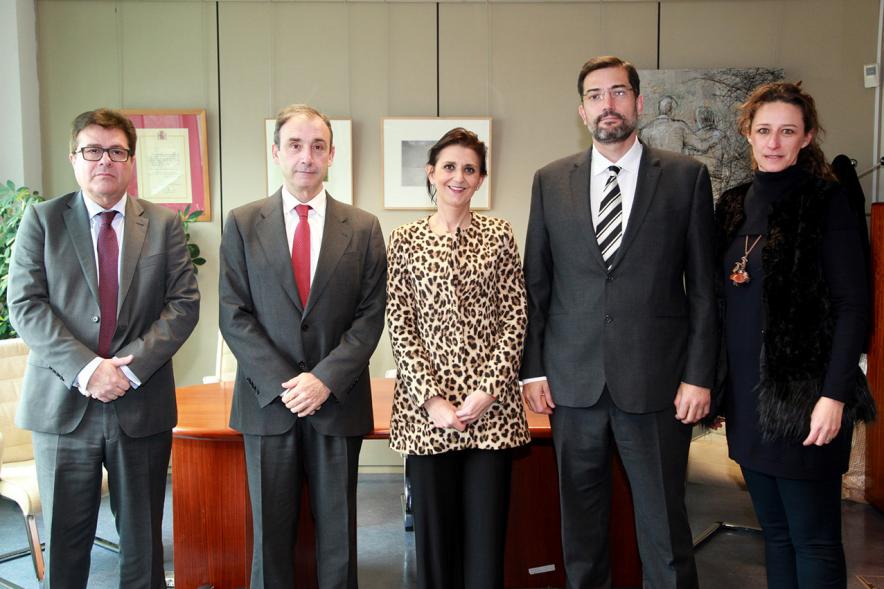Firmantes posan tras la firma