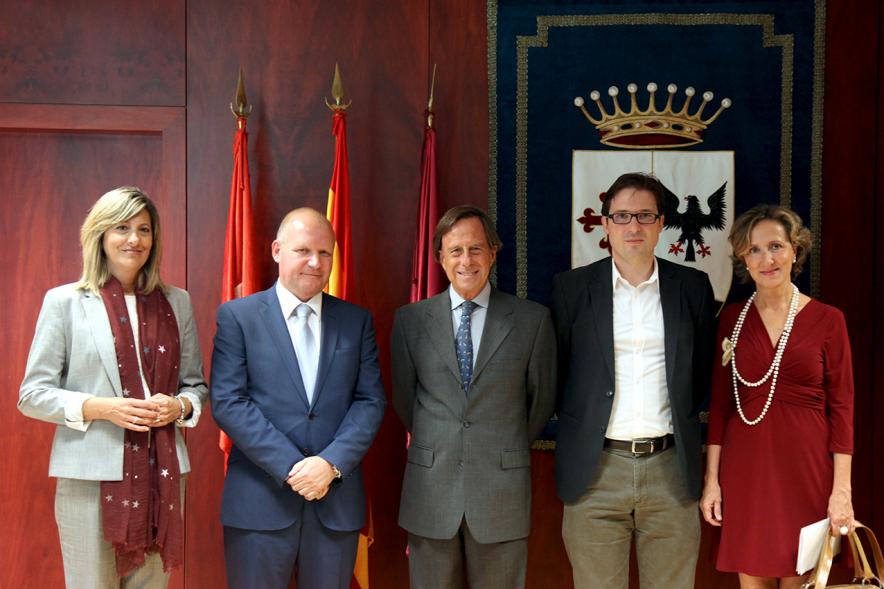 Firmantes posan tras la firma