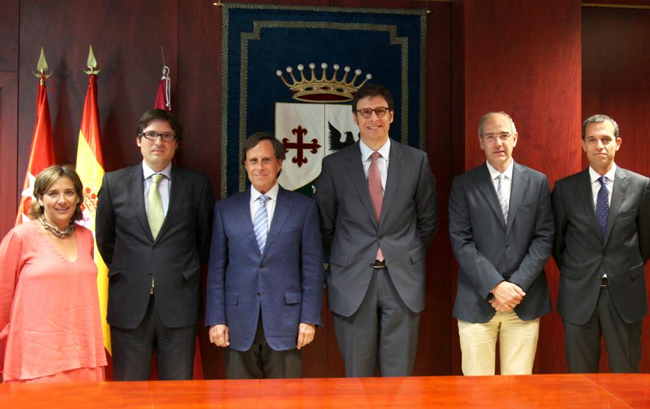 Firmantes posan tras la firma