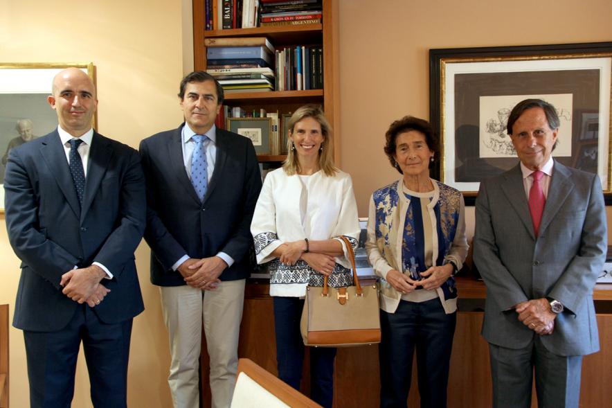 Firmantes posan tras la firma