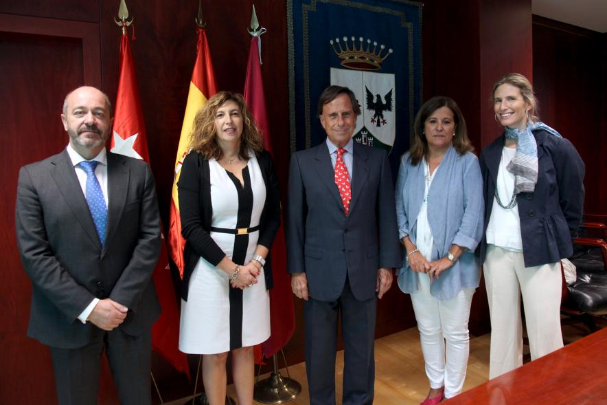 Firmantes posan tras la firma