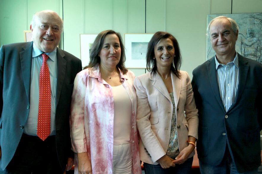 Firmantes posan tras la firma